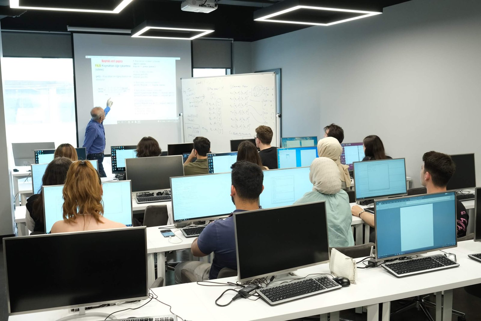 جامعة إستينيا إسطنبول